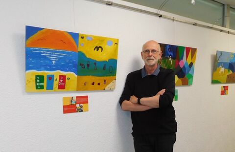 Sonderschullehrer und Kunsttherapeut Jörg Rinninsland bringt seit 25 Jahren Künstler der Region ins Hegau-Jugendwerk und macht somit besondere Begegnungen im Rahmen der „Jungen Galerie“ möglich. Bild: Kranz